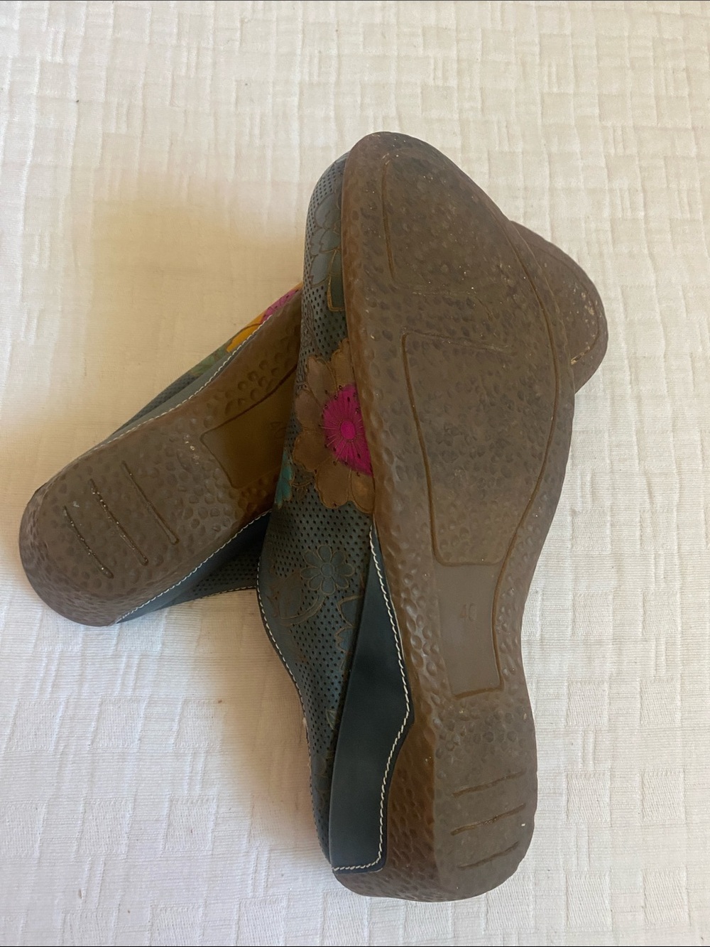 L'ATISTE Dark Green Leather Floral Slip-On Clogs - Picture 5 of 9